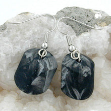 Lade das Bild in den Galerie-Viewer, Ohrhaken Ohrhänger Ohrringe 37x15mm Schrägperle Kunststoff silbergrau-marmoriert