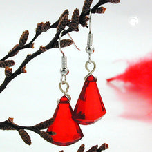 Lade das Bild in den Galerie-Viewer, Ohrhaken Ohrhänger Ohrringe 40x13mm Flachkegel Kunststoff rot facettiert