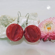 Lade das Bild in den Galerie-Viewer, Ohrhaken Ohrhänger Ohrringe 44x22mm Scheibe Kunststoff graviert rot-marmoriert
