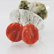 Lade das Bild in den Galerie-Viewer, Ohrhaken Ohrhänger Ohrringe 44x22mm Scheibe Kunststoff graviert hellrot-marmoriert