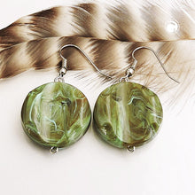 Lade das Bild in den Galerie-Viewer, Ohrhaken Ohrhänger Ohrringe 44x22mm Scheibe Kunststoff graviert oliv-türkis