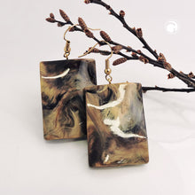 Lade das Bild in den Galerie-Viewer, Ohrhaken Ohrhänger Ohrringe 56x25mm Viereck Kunststoff gewellt braun-beige-schwarz