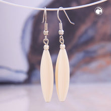 Lade das Bild in den Galerie-Viewer, Ohrhaken Ohrhänger Ohrringe 30x9mm Rillenolive Kunststoff beigefarben