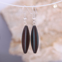 Lade das Bild in den Galerie-Viewer, Ohrhaken Ohrhänger Ohrringe 30x9mm Rillenolive Kunststoff petrolfarben