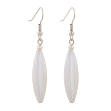 Lade das Bild in den Galerie-Viewer, Ohrhaken Ohrhänger Ohrringe 30x9mm Rillenolive Kunststoff wachsweiß