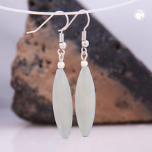 Lade das Bild in den Galerie-Viewer, Ohrhaken Ohrhänger Ohrringe 30x9mm Rillenolive Kunststoff wachsweiß