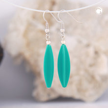 Lade das Bild in den Galerie-Viewer, Ohrhaken Ohrhänger Ohrringe 30x9mm Rillenolive Kunststoff türkis-satt
