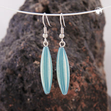 Lade das Bild in den Galerie-Viewer, Ohrhaken Ohrhänger Ohrringe 30x9mm Rillenolive Kunststoff hellblau antik