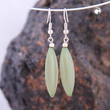 Lade das Bild in den Galerie-Viewer, Ohrhaken Ohrhänger Ohrringe 30x9mm Rillenolive Kunststoff hellgrün wachs