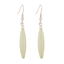 Lade das Bild in den Galerie-Viewer, Ohrhaken Ohrhänger Ohrringe 30x9mm Rillenolive Kunststoff hellgrün wachs