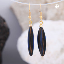 Lade das Bild in den Galerie-Viewer, Ohrhaken Ohrhänger Ohrringe 30x9mm Rillenolive Kunststoff dunkelblau
