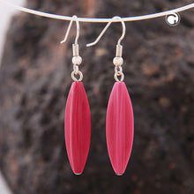 Lade das Bild in den Galerie-Viewer, Ohrhaken Ohrhänger Ohrringe 30x9mm Rillenolive Kunststoff pinkfarben