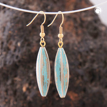 Lade das Bild in den Galerie-Viewer, Ohrhaken Ohrhänger Ohrringe 30x9mm Rillenolive Kunststoff grün-goldfarben-patina