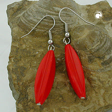 Lade das Bild in den Galerie-Viewer, Ohrhaken Ohrhänger Ohrringe 30x9mm Rillenolive rot-glänzend