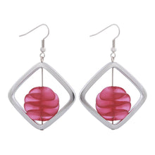 Lade das Bild in den Galerie-Viewer, Ohrhaken Ohrhänger Ohrringe 58x39mm Viereckrahmen silberfarben mit Spiralperle lila Kunststoff