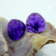 Lade das Bild in den Galerie-Viewer, Ohrstecker Ohrring 14mm Dreieck lila-transparent gehämmert Kunststoff