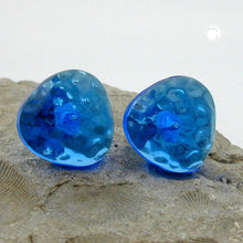 Lade das Bild in den Galerie-Viewer, Ohrstecker Ohrring 14mm Dreieck blau-transparent gehämmert Kunststoff