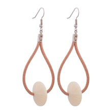 Lade das Bild in den Galerie-Viewer, Ohrhaken Ohrhänger Ohrringe 80mm Lederriemen natur mit Kunststoffperle Rad creméfarben