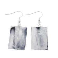 Lade das Bild in den Galerie-Viewer, Ohrhaken Ohrhänger Ohrringe 45x17mm Viereck Kunststoff gewellt weiß-grau
