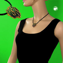 Lade das Bild in den Galerie-Viewer, Kette 34x28mm Anhänger Borke grün-matt-goldfarben emailliert Metallguss Kordel dunkelgrün 42cm