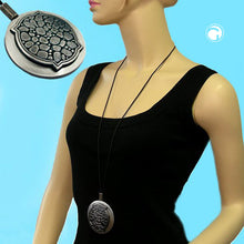 Lade das Bild in den Galerie-Viewer, Kette 67mm Kunststoffanhänger Krokoplatte altsilberfarben Kordel schwarz 90cm