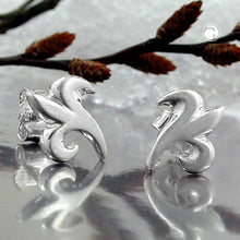 Lade das Bild in den Galerie-Viewer, Ohrstecker Ohrring 9x8mm kleine Blüte mattiert Silber 925