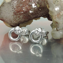Lade das Bild in den Galerie-Viewer, Ohrstecker Ohrringe 7x6mm kleiner Kreis mit Knoten Silber 925