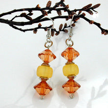 Lade das Bild in den Galerie-Viewer, Ohrhaken Ohrhänger Ohrringe 55mm Facettenperlen Kunststoff topasfarben gelb