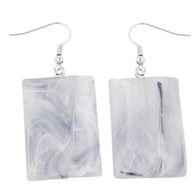 Lade das Bild in den Galerie-Viewer, Ohrhaken Ohrhänger Ohrringe 35x25mm Viereck Kunststoff gewellt weiß-grau glänzend