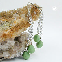 Lade das Bild in den Galerie-Viewer, Ohrhaken Ohrhänger Ohrringe 70mm Erbskette mit Perlen Kunststoff hellgrün
