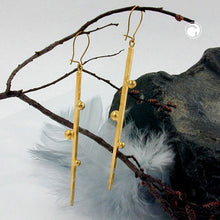 Lade das Bild in den Galerie-Viewer, Ohrhaken Ohrhänger Ohrringe 80mm Stab vergoldet Tombak
