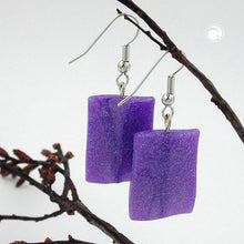 Lade das Bild in den Galerie-Viewer, Ohrhaken Ohrhänger Ohrringe 45x17mm Viereck Kunststoff gewellt flieder-flitter
