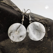 Lade das Bild in den Galerie-Viewer, Ohrhaken Ohrhänger Ohrringe 44x22mm Scheibe Kunststoff graviert weiß-grau
