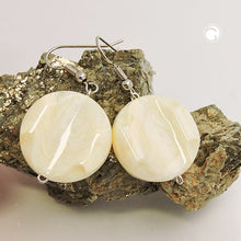 Lade das Bild in den Galerie-Viewer, Ohrhaken Ohrhänger Ohrringe 44x22mm Scheibe Kunststoff graviert creme-beige
