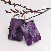 Lade das Bild in den Galerie-Viewer, Ohrhaken Ohrhänger Ohrringe 56x25mm Viereck Kunststoff gewellt lila-weiß-marmoriert
