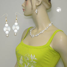 Lade das Bild in den Galerie-Viewer, Ohrhaken Ohrhänger Ohrringe 55x17mm Scheibe Kunststoff perlmuttfarben weiß glänzend
