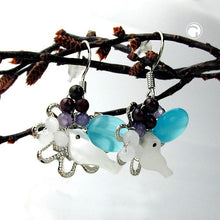 Lade das Bild in den Galerie-Viewer, Ohrhaken Ohrhänger Ohrringe 46x21mm Blume mit kleinem Vogel und bunten Perlen
