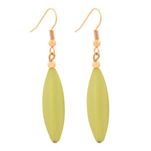 Lade das Bild in den Galerie-Viewer, Ohrhaken Ohrhänger Ohrringe 30x9mm Rillenolive Kunststoff hellgrün-satt matt
