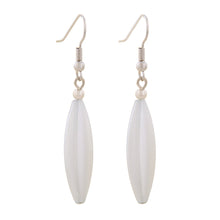 Lade das Bild in den Galerie-Viewer, Ohrhaken Ohrhänger Ohrringe 30x9mm Rillenolive Kunststoff wachsweiß
