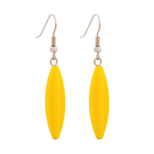 Lade das Bild in den Galerie-Viewer, Ohrhaken Ohrhänger Ohrringe 30x9mm Rillenolive Kunststoff gelb-satt
