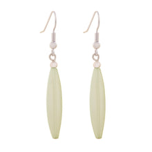 Lade das Bild in den Galerie-Viewer, Ohrhaken Ohrhänger Ohrringe 30x9mm Rillenolive Kunststoff hellgrün wachs
