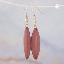 Lade das Bild in den Galerie-Viewer, Ohrhaken Ohrhänger Ohrringe 30x9mm Rillenolive Kunststoff lila-marmoriert
