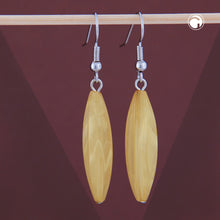 Lade das Bild in den Galerie-Viewer, Ohrhaken Ohrhänger Ohrringe 30x9mm Rillenolive Kunststoff gelb-marmoriert
