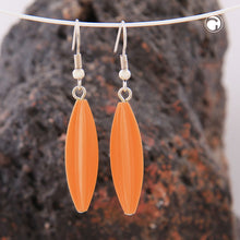 Lade das Bild in den Galerie-Viewer, Ohrhaken Ohrhänger Ohrringe 30x9mm Rillenolive satt orange glänzend
