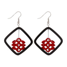 Lade das Bild in den Galerie-Viewer, Ohrhaken Ohrhänger Ohrringe 58x39mm Viereckrahmen schwarz mit Spiralperle dunkelrot-transparent Kunststoff
