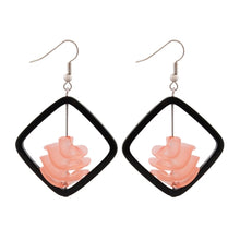 Lade das Bild in den Galerie-Viewer, Ohrhaken Ohrhänger Ohrringe 58x39mm Viereckrahmen schwarz mit Spiralperle apricot-transparent Kunststoff
