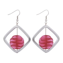 Lade das Bild in den Galerie-Viewer, Ohrhaken Ohrhänger Ohrringe 58x39mm Viereckrahmen silberfarben mit Spiralperle lila Kunststoff
