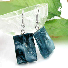 Lade das Bild in den Galerie-Viewer, Ohrhaken Ohrhänger Ohrringe 45x17mm Viereck Kunststoff gewellt stahlblau-weiß
