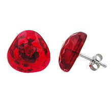 Lade das Bild in den Galerie-Viewer, Ohrstecker Ohrring 14mm Dreieck rot-transparent gehämmert Kunststoff
