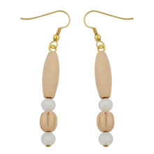 Lade das Bild in den Galerie-Viewer, Ohrhaken Ohrhänger Ohrringe 60mm Holzperle hell und Kunststoffperle weiß-seidenmatt
